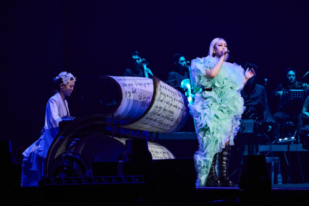 張惠妹《ASMR Maxxx》台北大巨蛋第3場 與鋼琴家許郁瑛合作〈聽你聽我〉獻給張雨生 唱哭全場4萬人