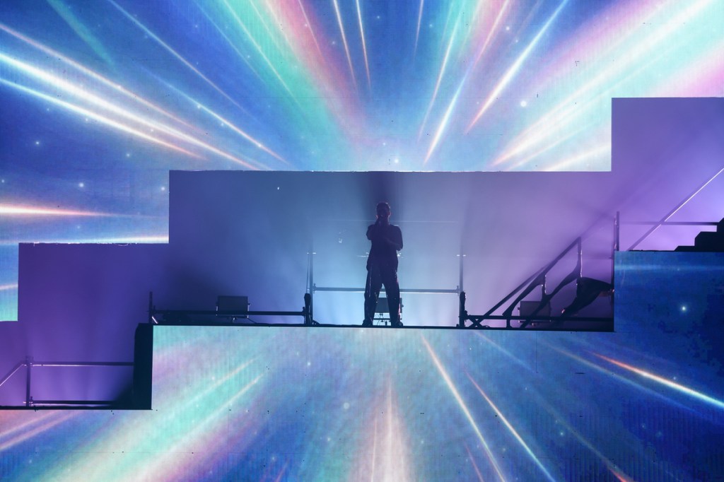 裂縫中重生光芒 蕭秉治首唱演唱會同名新曲〈活著〉