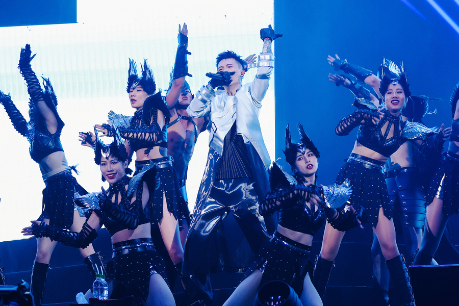 蕭秉治《活著Alive》小巨蛋演唱會，銀色戰神裝霸氣登場