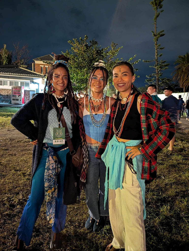 2024年的「PASIWALI音樂節」中，戴曉君（右）與兩位好友：魔性海口為樂團主唱Putad（中）、模里西斯音樂家Emlyn（左）一起演出，展現無疆界的野性美