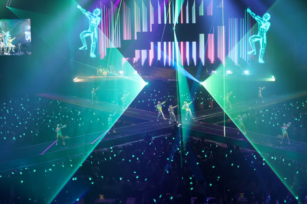 蕭秉治100米大型X型延伸舞台及X型雷射光束 打造專屬魔力舞池