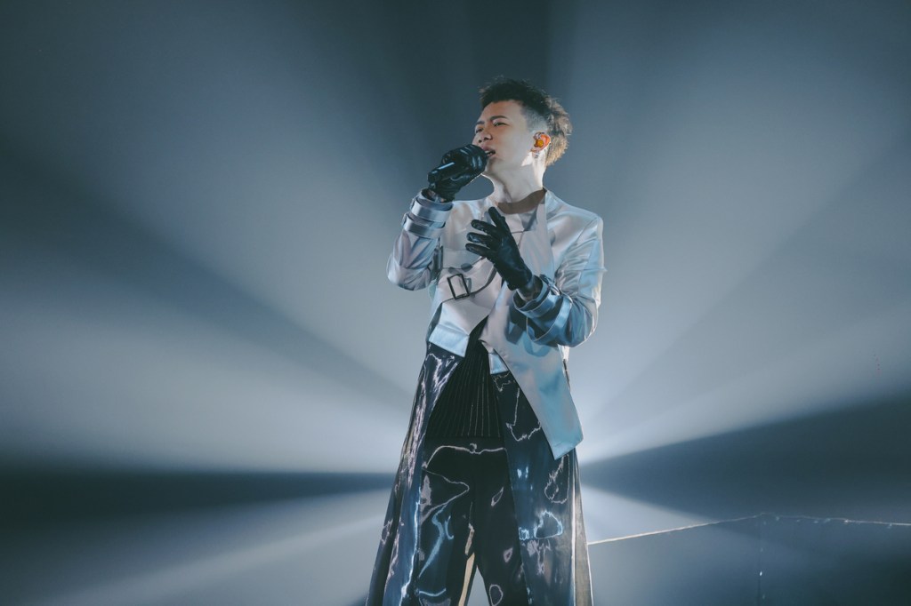 蕭秉治《活著Alive》小巨蛋演唱會，銀色戰神裝霸氣登場