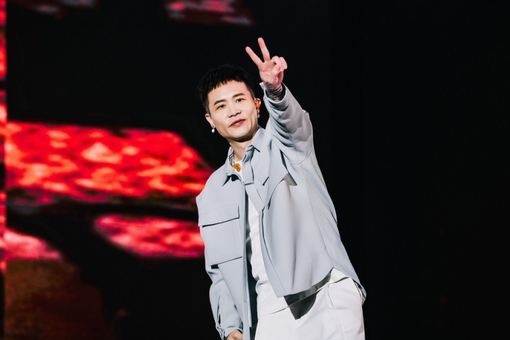 蕭秉治見粉絲帶演唱會螢光棒、熱情合唱 喊「就像回到小巨蛋演唱會一樣」