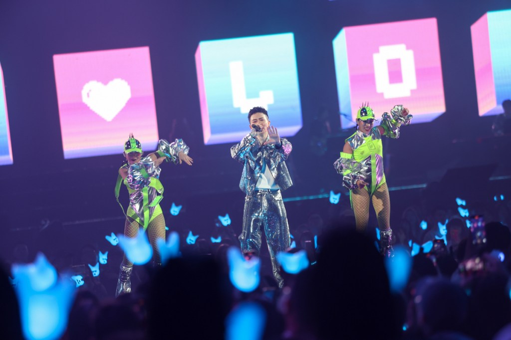 蕭秉治《活著Alive》小巨蛋演唱會 從萬人派對唱到萬人KTV欲罷不能