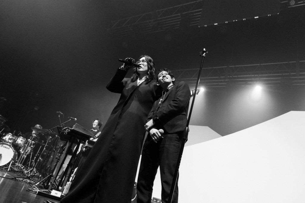 ALI (右)開心的將頭靠在 鶴 The Crane (左)的肩膀上撒嬌