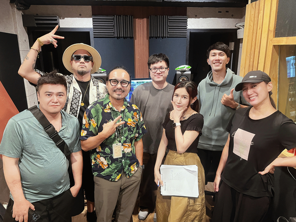 《Klalay見蝶》專輯中，Yoku幽谷（前排右二）特別邀請洛佳．巫茂（前排右二）與高蕾雅（前排右一）等前輩一起合作