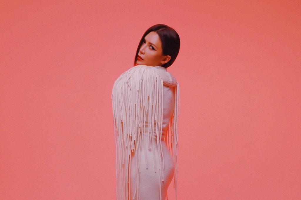 艾怡良12/19推出第六張專輯《我的問題該問誰》 首波主打〈那時有你〉以民謠抒情曲風直搗人心