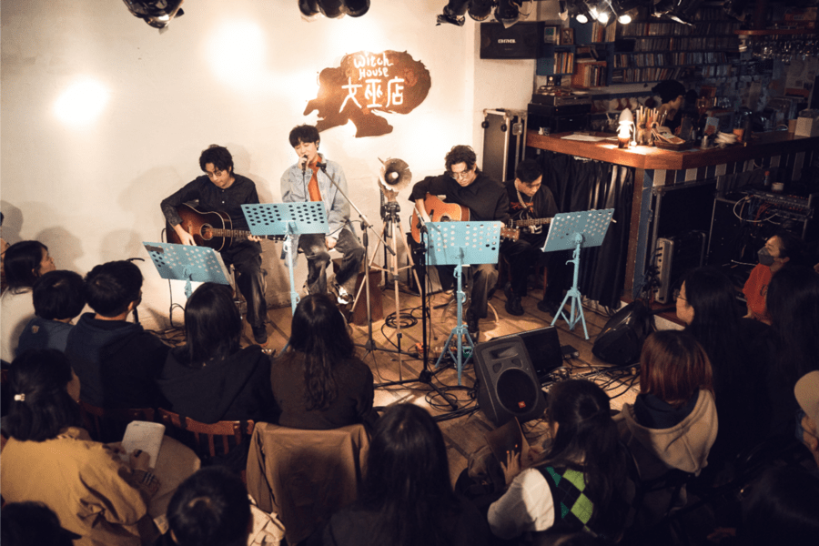 吳青峰率領三位吉他手，在女巫店一百位觀眾面前溫暖開唱