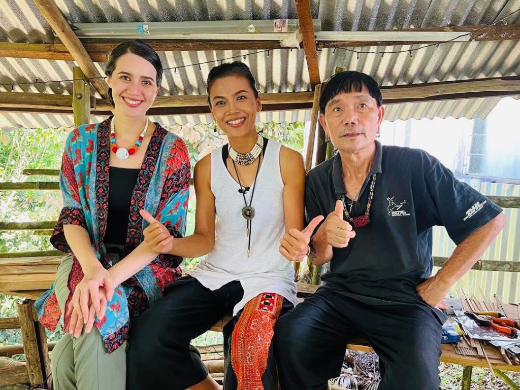 戴曉君（中）在去年（2023年）前往馬來西亞砂拉越古晉拜訪好友、沙貝琴女神Alena Murang（左），並在新專輯中合作〈Anun Bala 你好〉一曲