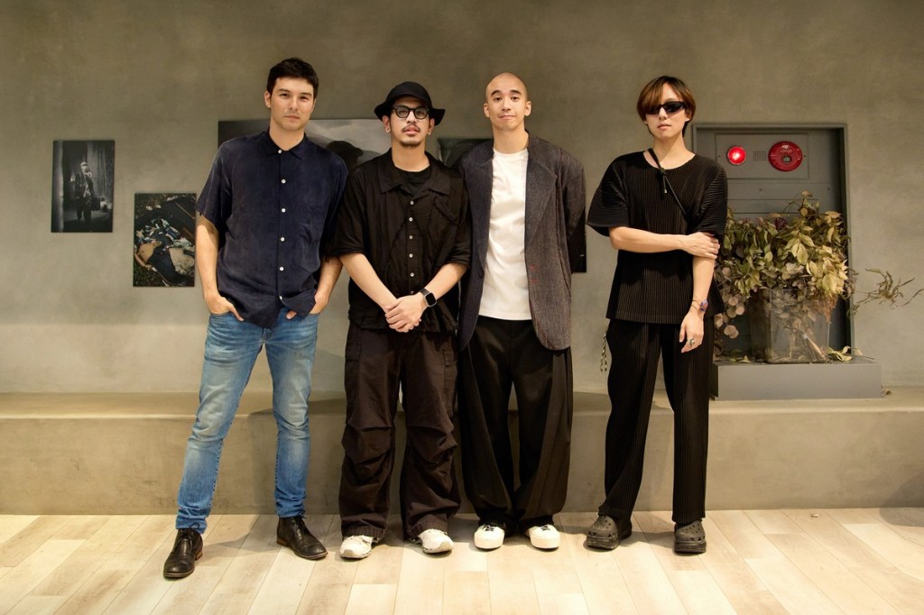 沈安上個月在北美館舉辦聽歌會,鳳小岳、導演章郡(左二)、音樂人邱比(右一)都力挺出席