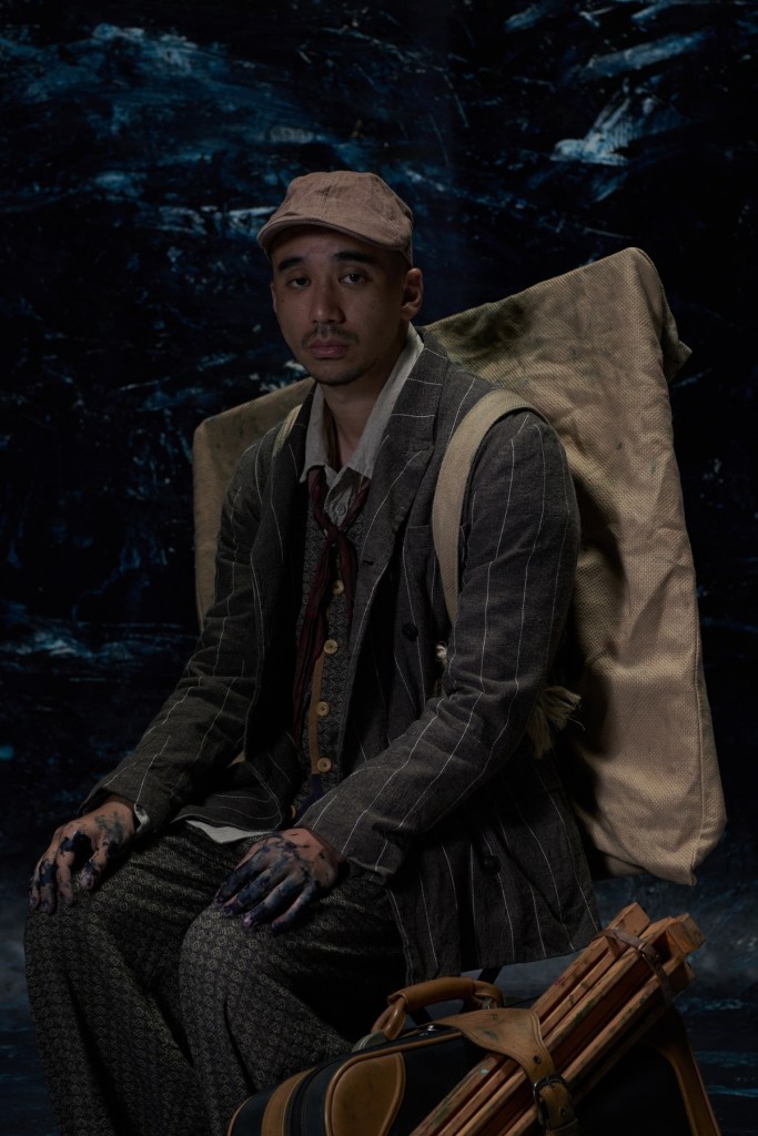 沈安再次扮演畫家,畫起一幅深藍的畫