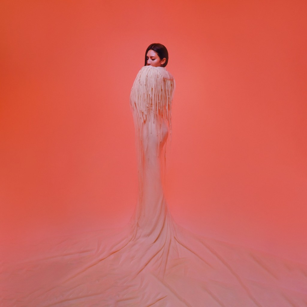 艾怡良以白色燭火化身時尚女神 從「發自內心的提問」走到「真相的燃燒」