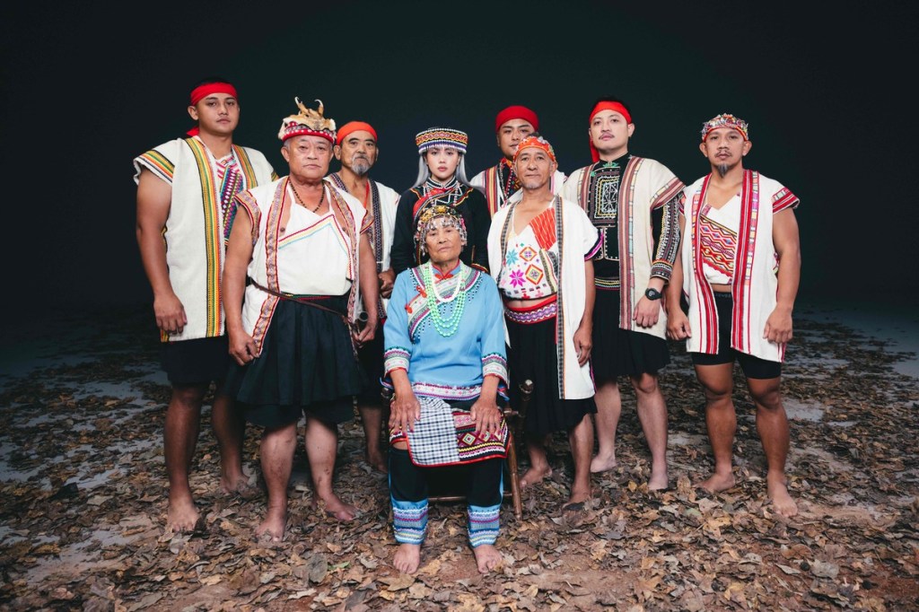 阿布絲與外婆(中)以及布農族族人們