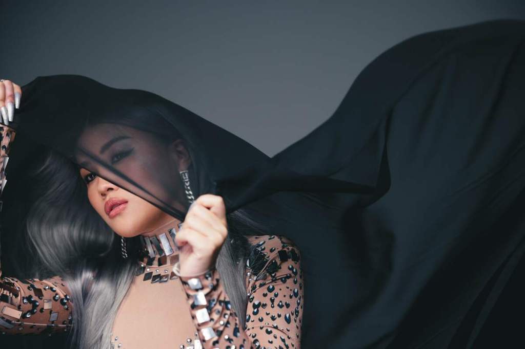 首張專輯《ABUS》角逐金曲四大獎 阿布絲推出全新概念作品〈Queendom〉 強勢曲風傳遞強大能量