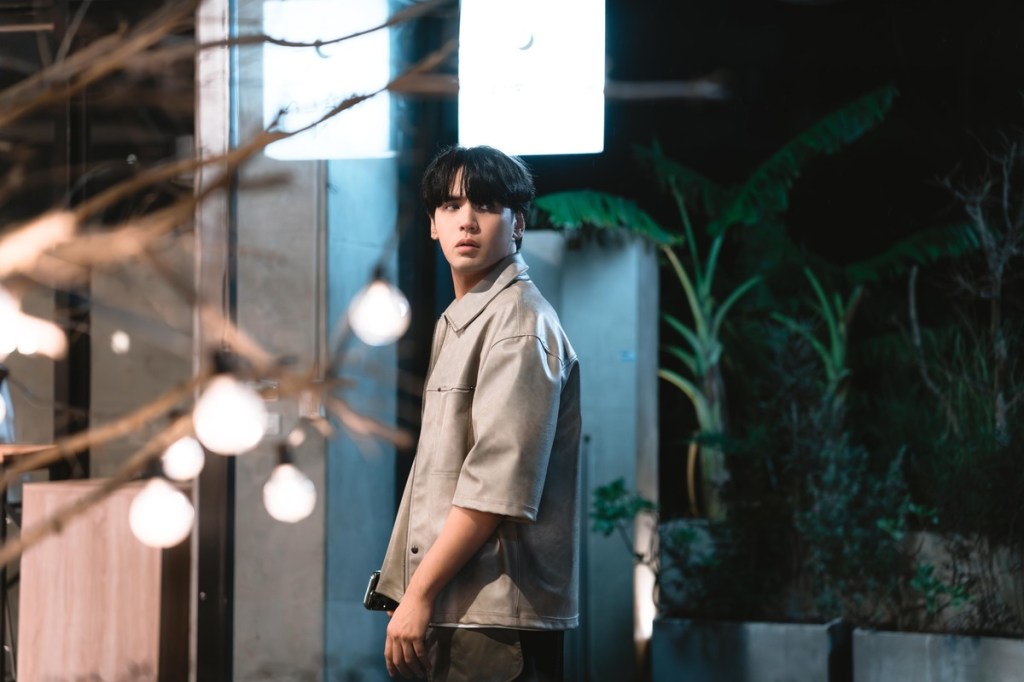 陳零九日前拍攝〈也曾想走進你的心底〉MV，化身旁觀者目睹一對戀人的愛情終章。（照片提供：種子音樂）