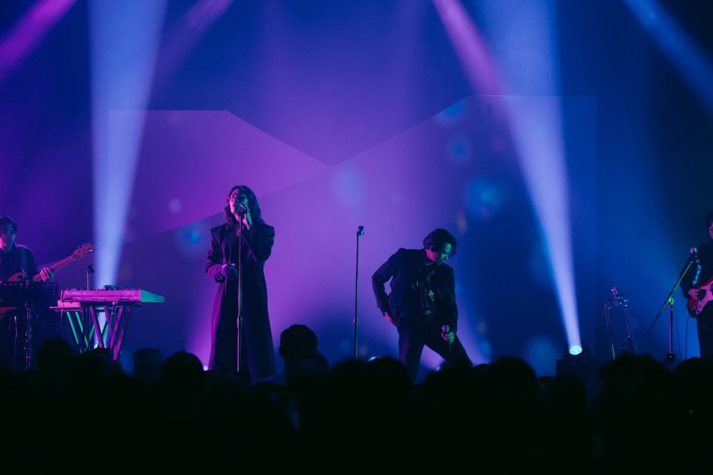 鶴 The Crane (左) 與ALI (右)首次同台演出共同合作單曲〈NEON〉