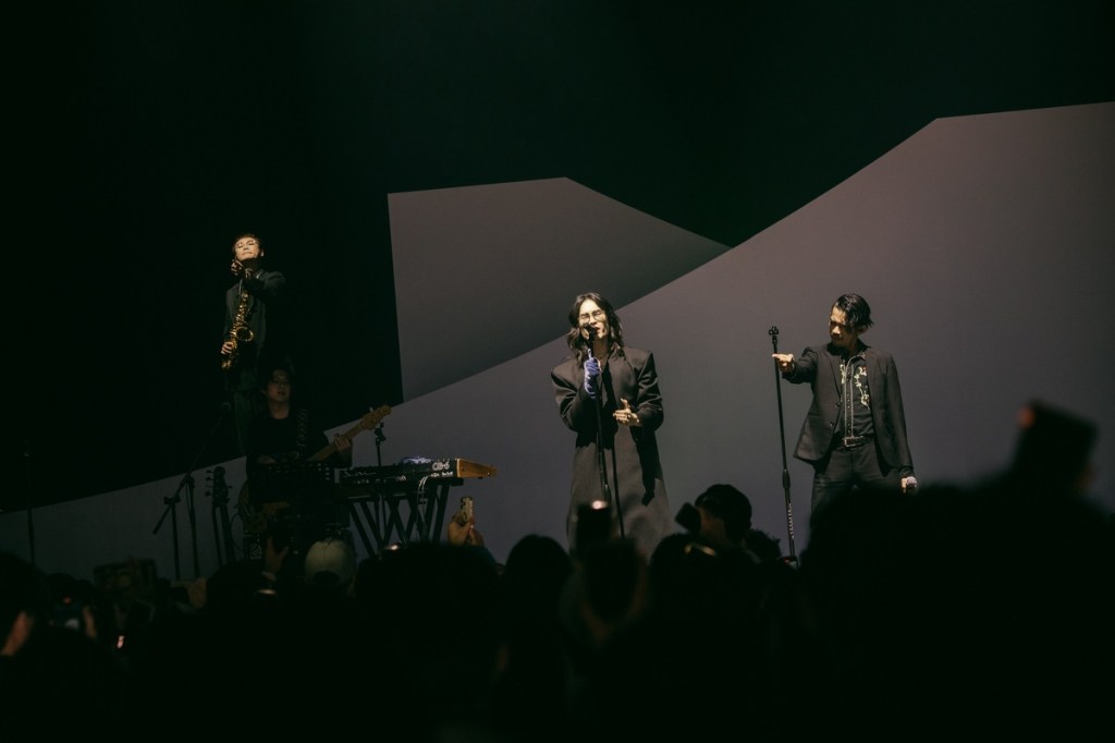 鶴 The Crane(中)演唱會邀日本人氣樂團ALI(右)、落日飛車黃浩庭(左)同台共演新歌〈NEON〉