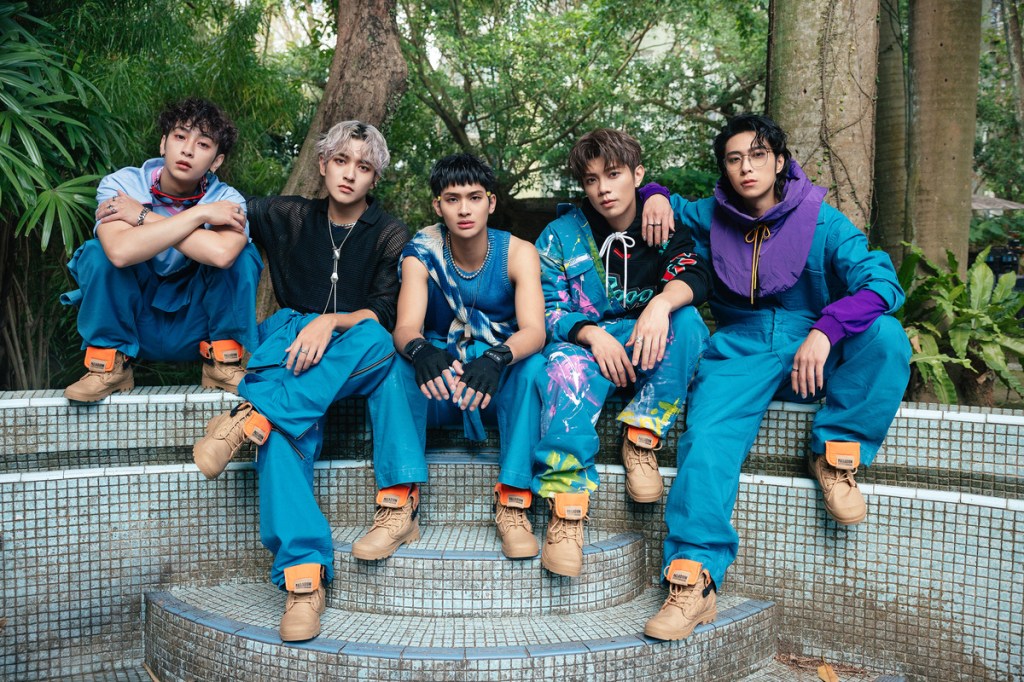 FEniX 發行全新專輯《赫茲》 最新主打〈陷洞〉請到邱宇辰和連晨翔跨刀出演 1/18台中舉辦簽唱會