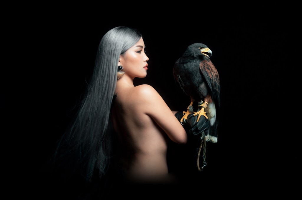 阿布絲全新專輯《QUEENDOM》正式發行 主視覺赤裸上身與老鷹合影 許下2025舉辦專場的新年願望