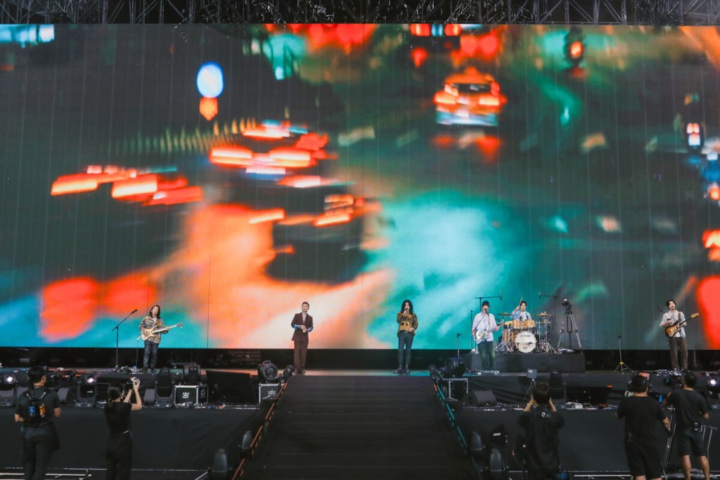 開場嘉賓也獻出雙驚喜,由麋先生、蕭秉治輪番演出,呈現了別具新意的〈外人〉新版本