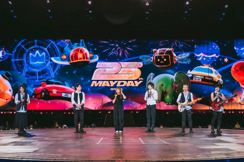 正在新加坡讀書的小玫瑰,點歌獻唱孫燕姿的〈天黑黑〉