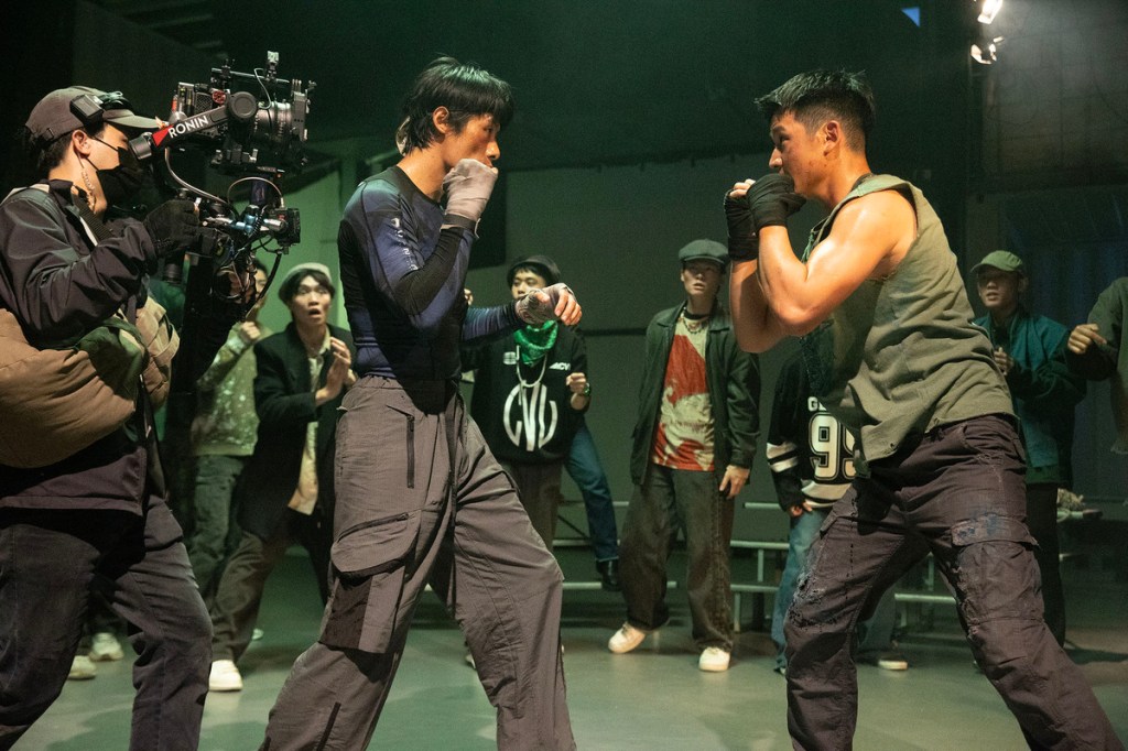 周興哲〈幾乎是愛情〉MV武打場面 (照片提供:星空飛騰)