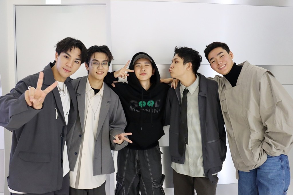 AcQUA源少年五位成員到齊慶祝，左起：李秉諭、盧佾暘、黃莑茗、林毓家、須弘道（照片提供：種子音樂）