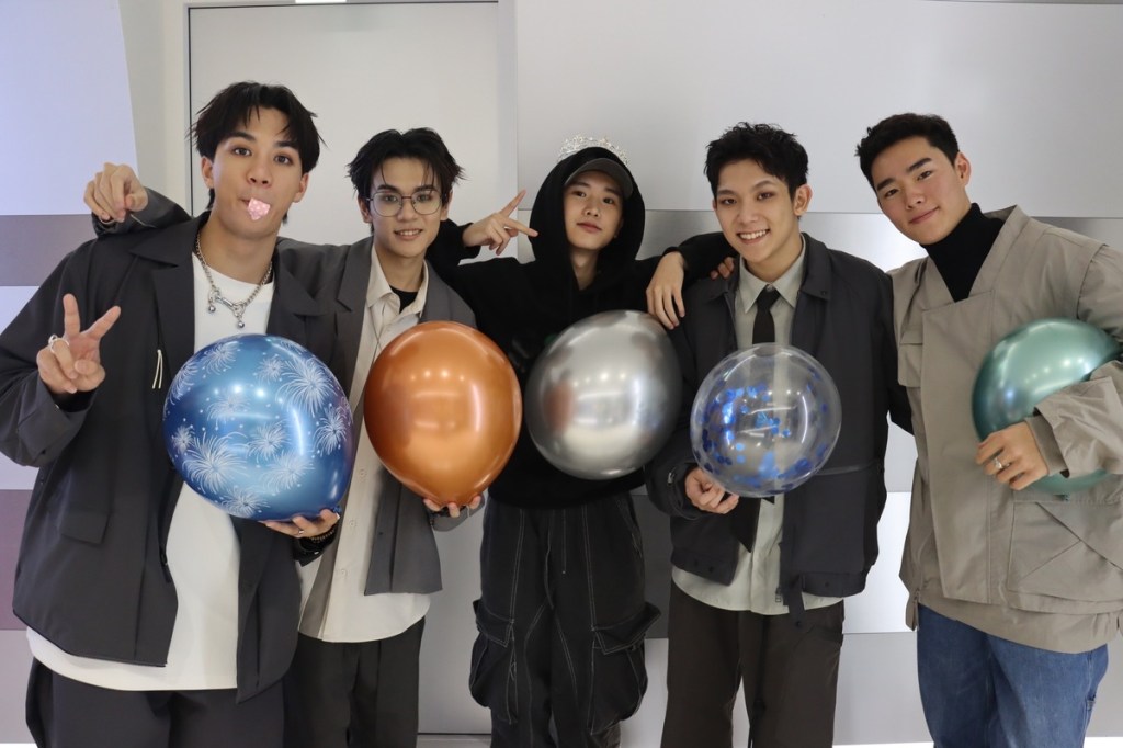 AcQUA 源少年黃莑茗正式退伍 團員準備溫馨驚喜派對迎接歸隊 預告今年將會推出新的團體音樂作品