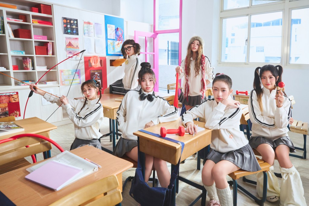 babyMINT（前排左起：熙妍、Vikky、栩栩、丞妘／後排左起：品妡、粼粼）