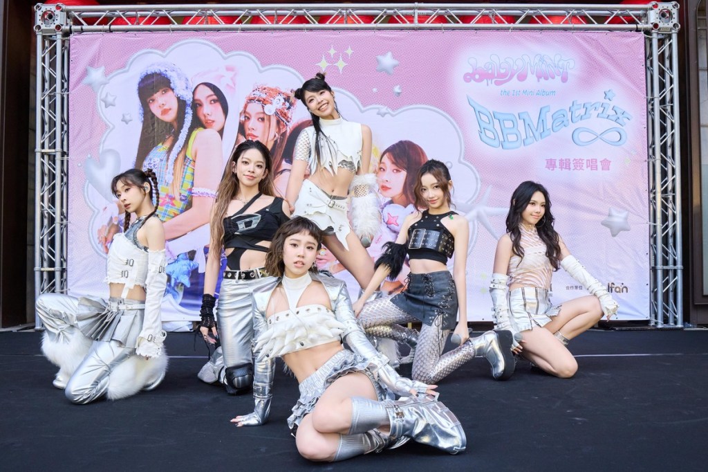 babyMINT（前排：品妡／中排左起：熙妍、粼粼、栩栩、Vikky／後排：丞妘）)