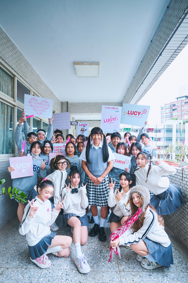 babyMINT&潘若迪&學生（前排左起：栩栩、粼粼／中排左起：Vikky、丞妘／後排左起：品妡、潘若迪、熙妍）