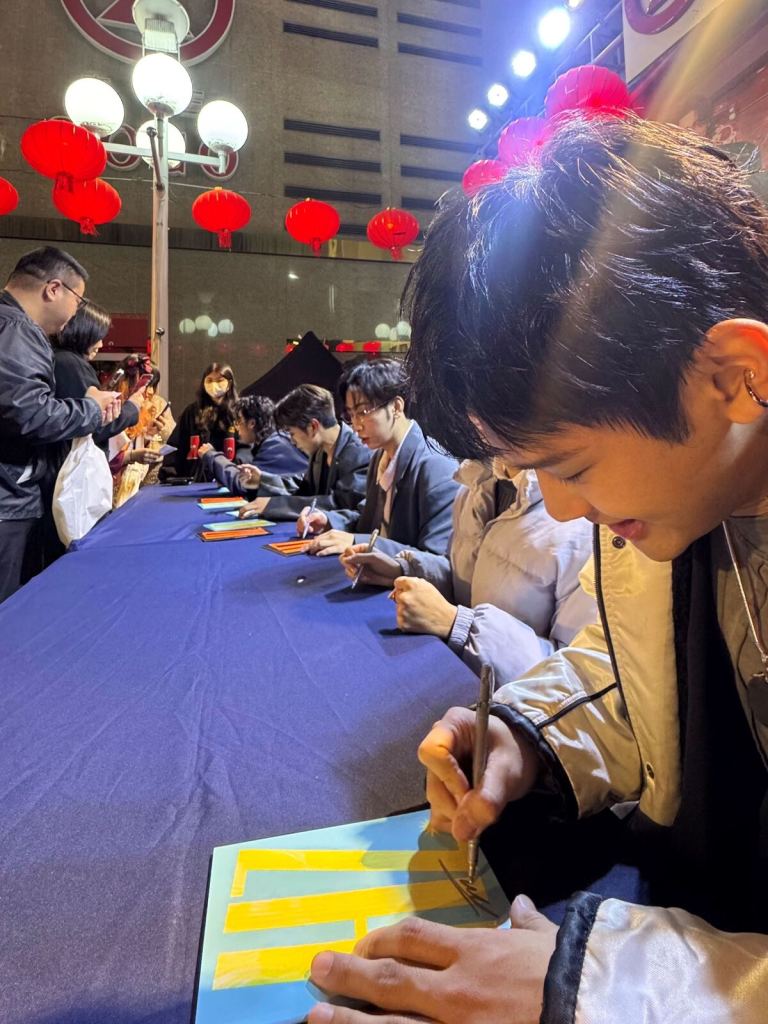 人氣男團FEniX有求必應，寵粉無極限（圖／華納音樂提供）