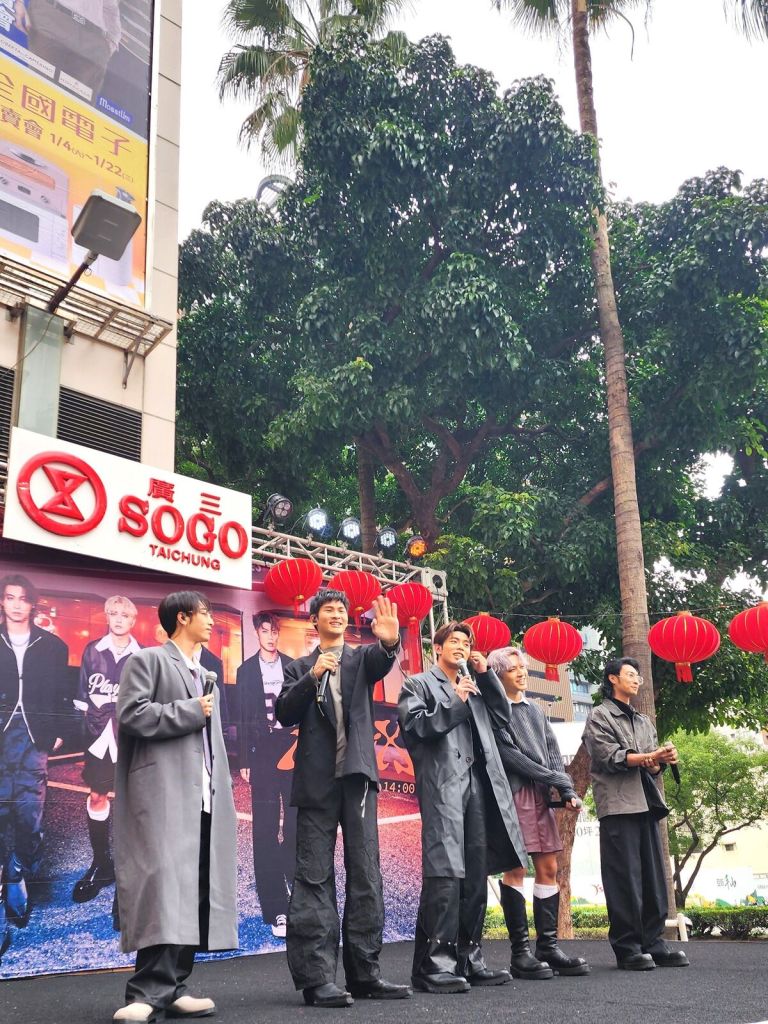 人氣男團FEniX現場演唱〈陷洞〉、〈MBB〉（圖／華納音樂提供）