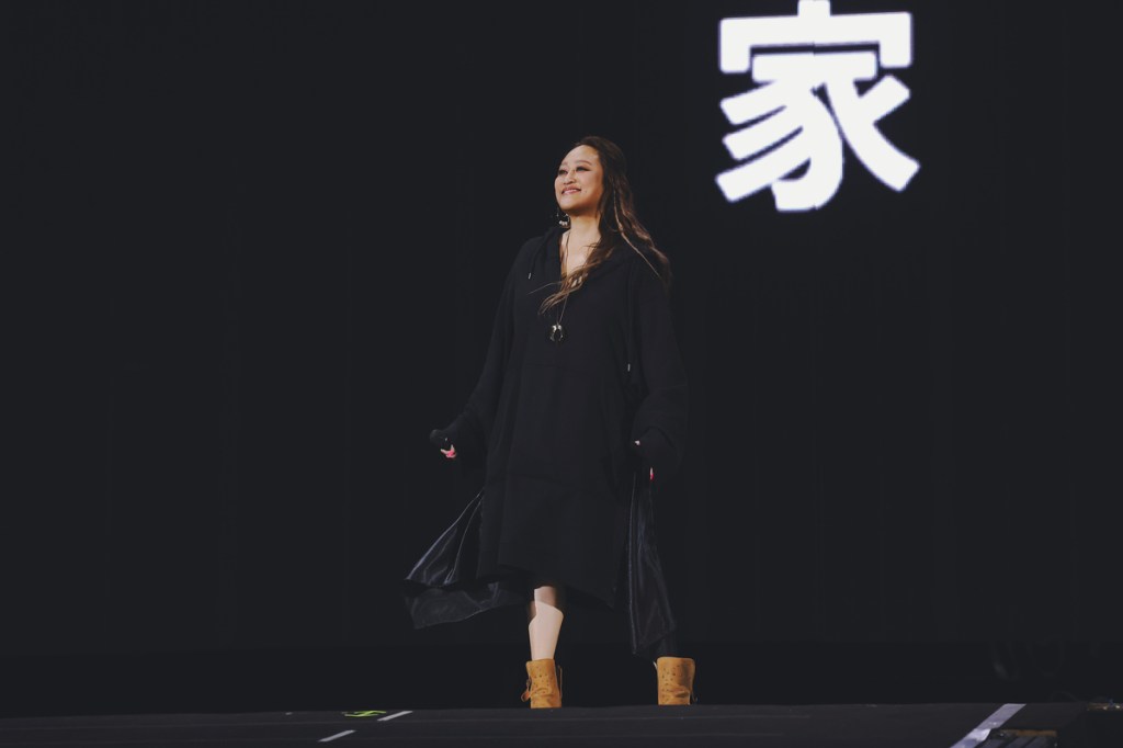 家家新專輯錄音殺青並喜迎生日 工作人員驚喜送上蛋糕獻上祝福 透露上半年將推出睽違6年的全新專輯