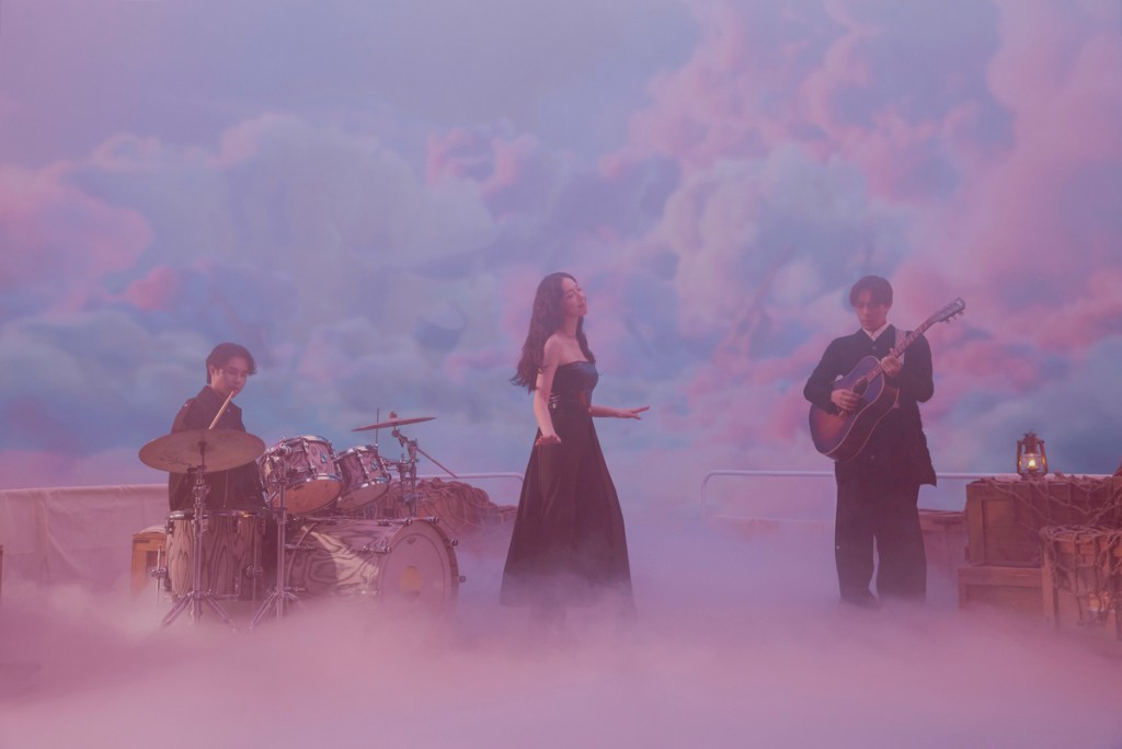 告五人航向「從未見過的海」，抵達靈感迸發的夢幻雲海。（相信音樂提供）