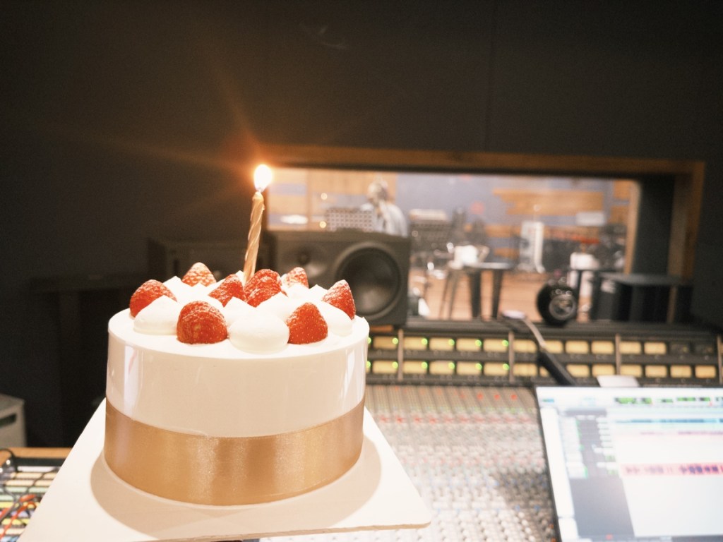 家家生日前夕錄音殺青,同事暖心幫她慶生,開心許下生日願望。(相信音樂提供)