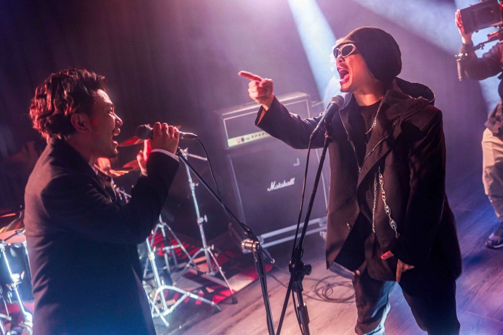 左起滅火器主唱楊大正、大馬鬼才黃明志合作新歌〈飲勝〉