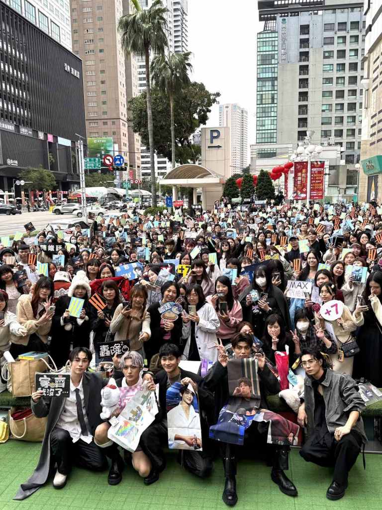 FEniX人氣滿滿同時也宣告新專輯全台庫存已全數售罄（圖／華納音樂提供）