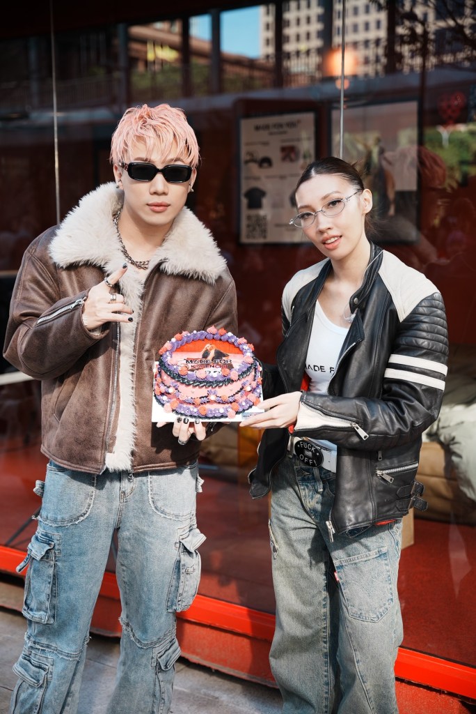 ØZI 為 Karencici 送上生日蛋糕慶生 (照片提供:華納音樂)