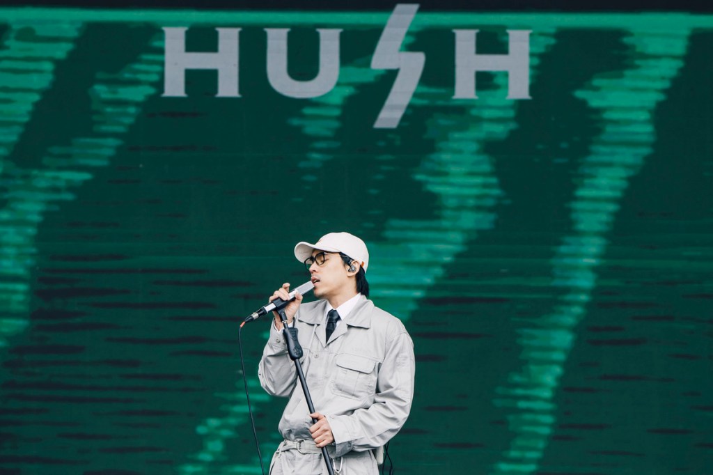 重新錄製的〈當我們談論愛情〉不只編曲華麗升級，也聽得出HUSH詮釋的改變（照片提供：浮現祭2025）