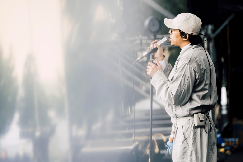 重新錄製的〈當我們談論愛情〉不只編曲華麗升級，也聽得出HUSH詮釋的改變（照片提供：浮現祭2025