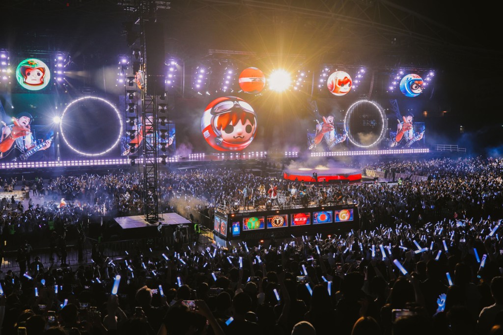 五月天環場巴士和歌迷近距離