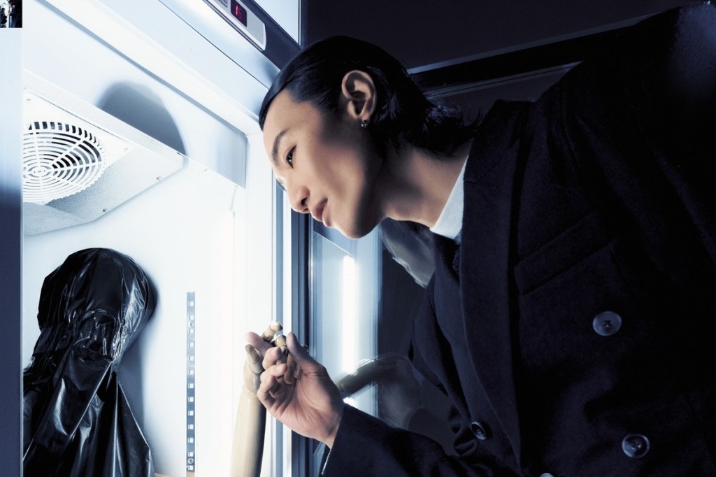 李英宏相隔五年3/14推出全新專輯《東方美人》第二波主打〈迪爵迪迪龍〉 MV 化身「萬華的蛇」殺手