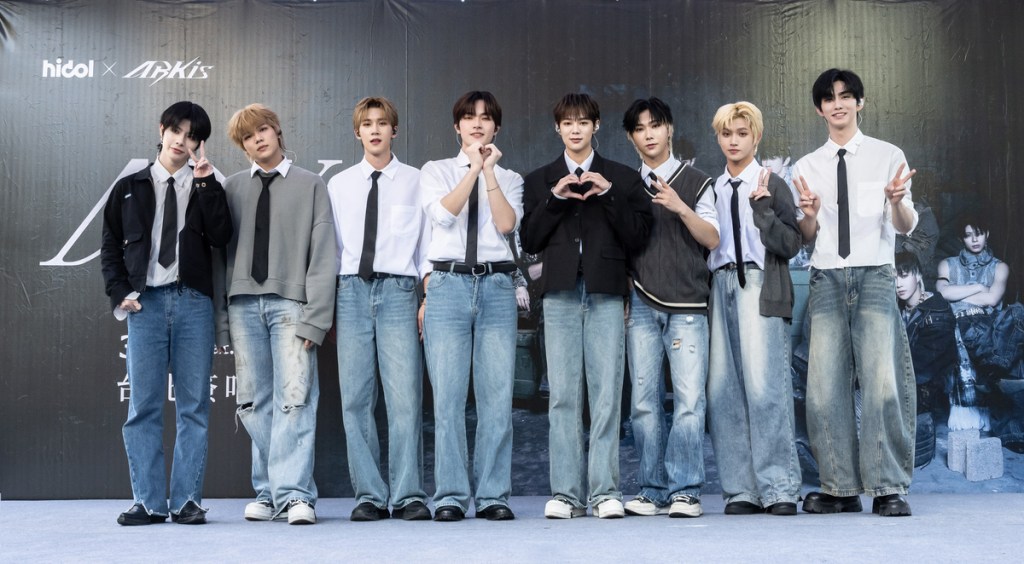 ARKis（左起：李東翰 伍承慶 Vin 鄭彫秦 Alex 黃崇峻 李定 禾雁凱）