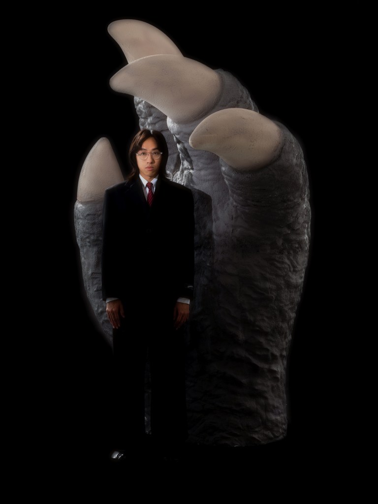 搭配專輯音樂的科幻浪漫風格,Room307 在專輯視覺上向日本特攝片致敬,設計了一隻宛如「宇宙飛龜奇美拉(ガメラ)」的怪獸之手,托住自己在銀河中冒險。