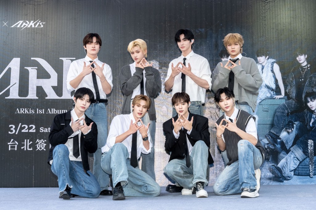 忙內李定（上排左2）熱愛玄學，為Alex（下右2）算塔羅算中會和動物一起出道，ARKis 8人各有代表動物