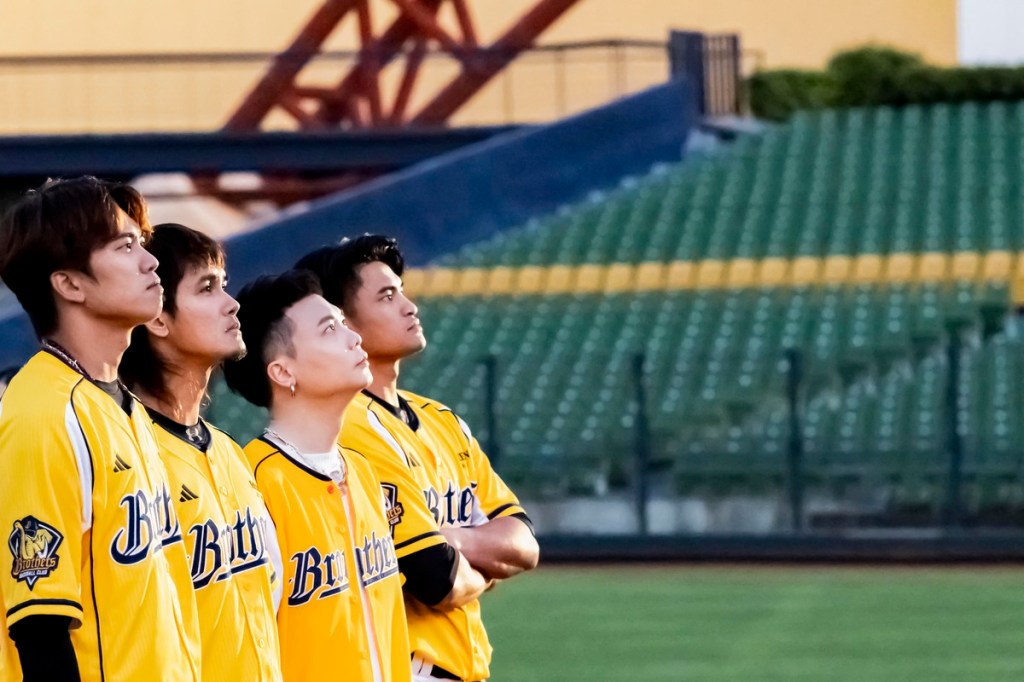 蕭秉治與球員王威晨、張志豪、岳東華共同合唱中信兄弟年度全新年度歌曲〈進化 B EVOLUTION〉