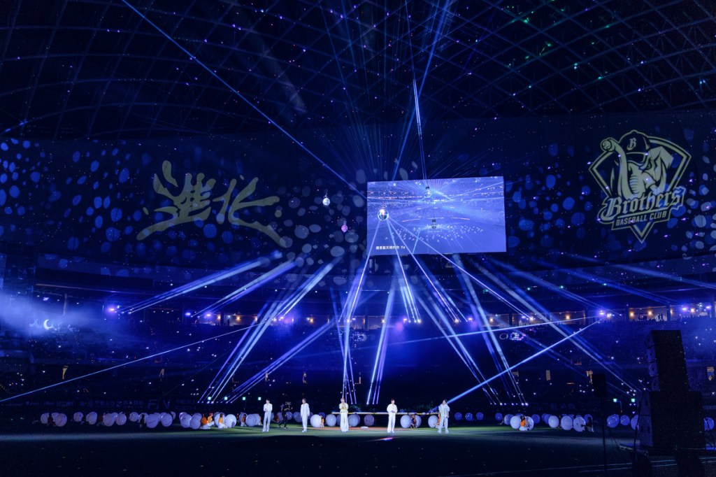 觀眾、燈光、舞群製造出圍繞大巨蛋的漫天星點 Energy邀大家一起看星星