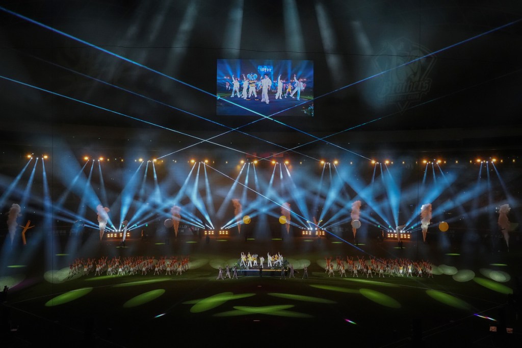 2400蹲超狂紀錄!Energy與超過百位舞者一起展現最燃舞台