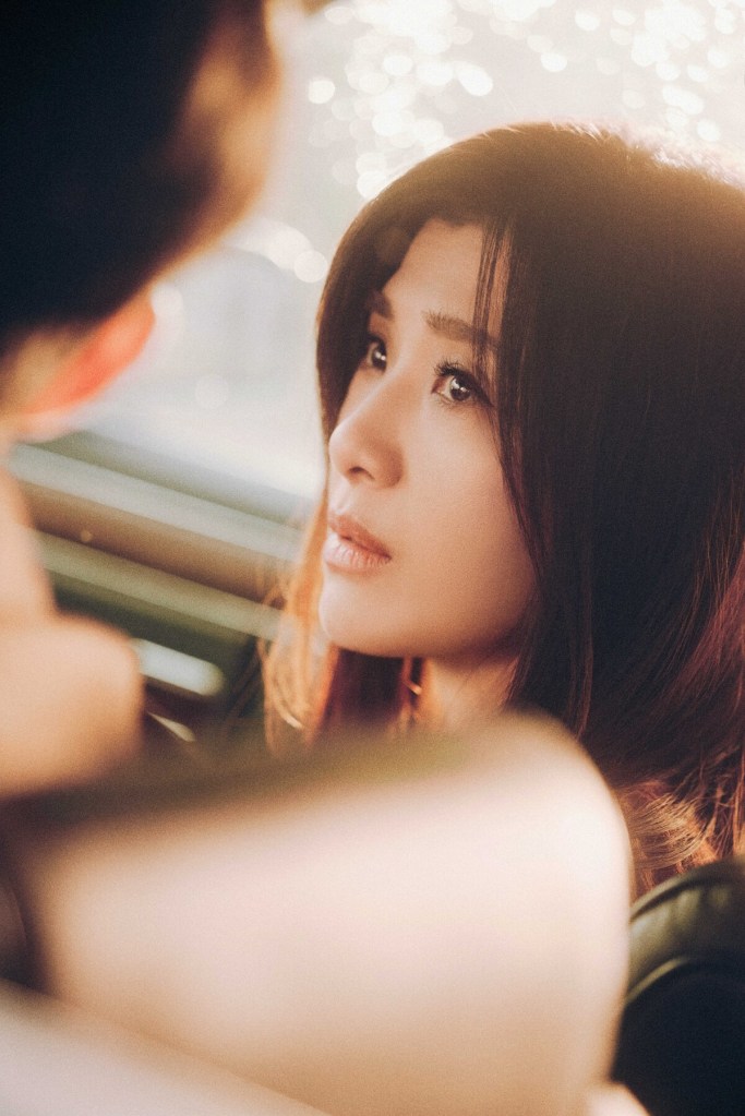 〈我到底是怕你什麼〉是一首名為愛,實為情勒的歌曲